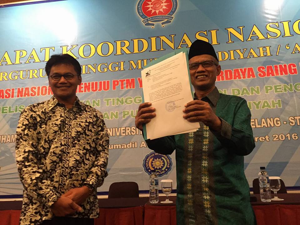 Ketua PP Muhammadiyah, Haedar Nashir menunjukkan SK Universitas ‘Aisyiyah Yogyakarta kepada peserta Rakor